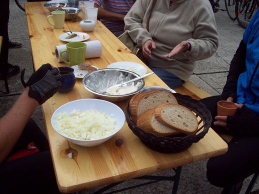 Srbecký chleba se sádlem, solí a cibulí